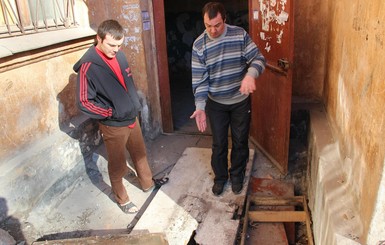 Возле дома в Запорожье появилась двухметровая яма