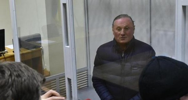 Суд на Ефремовым задерживают без объяснения причин