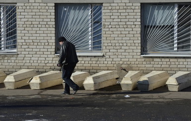В морг Артемовска свозят тела погибших украинских военных