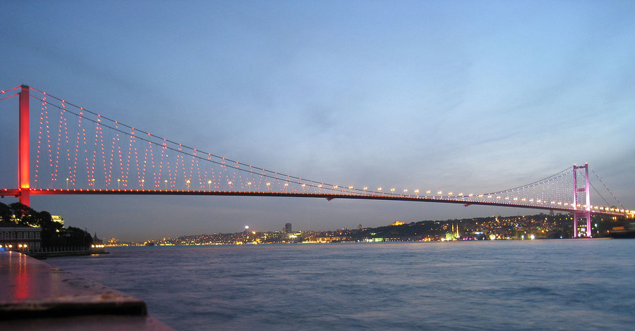 Из-за снегопада в Турции перекрыто движение по Босфорскому мосту и отменены авиарейсы