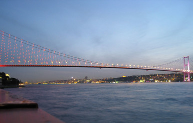 Из-за снегопада в Турции перекрыто движение по Босфорскому мосту и отменены авиарейсы