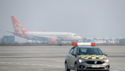 Самолет с эвакуированными из Китая людьми приземлился в Харькове