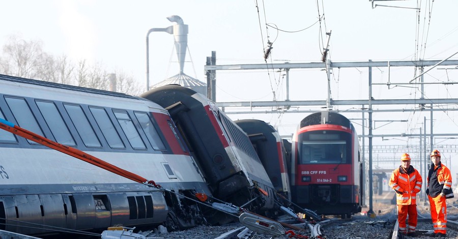 В Швейцарии столкнулись пассажирские поезда, много пострадавших