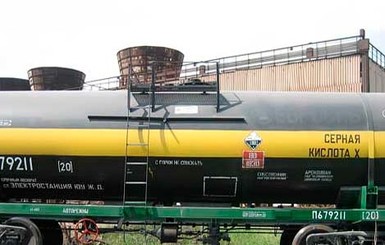 В Казахстане с рельсов сошел поезд с серной кислотой