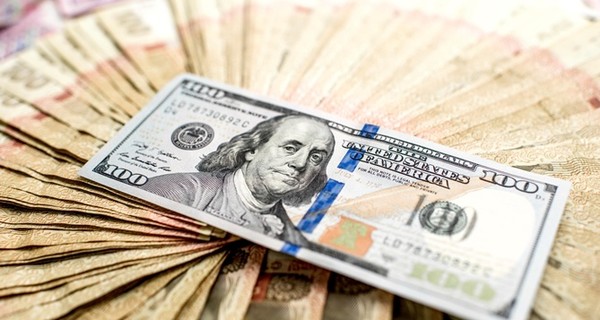 Украинцы и дальше скупают валюту