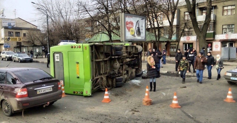 В Харькове перевернулся автобус с пассажирами