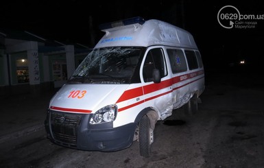 В Мариуполе такси протаранило скорую помощь с военными  