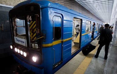 В Киеве в метро мужчина упал под поезд из-за отчаяния 