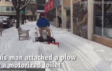 Американец чистит снег на улицах, сидя на унитазе