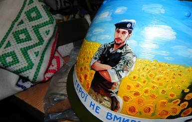 Тернопольский художник нарисовал портрет погибшего бойца на его каске