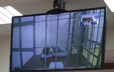 Савченко участвовала в судебном заседании, лежа за столом