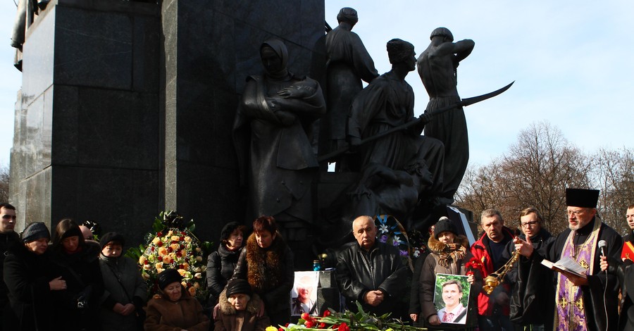 Гроб с погибшим в Харькове евромайдановцем несли на руках по центру города