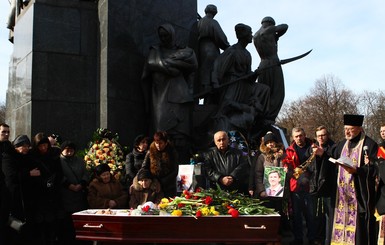 Гроб с погибшим в Харькове евромайдановцем несли на руках по центру города