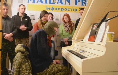Пианист с Майдана посвятил мелодию Мариуполю