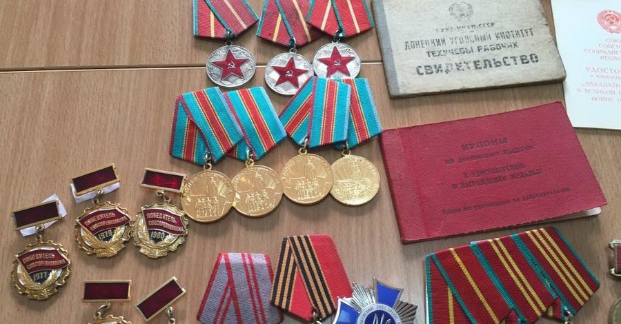 В Днепропетровском аэропорту задержали иностранца с коллекцией орденов и медалей