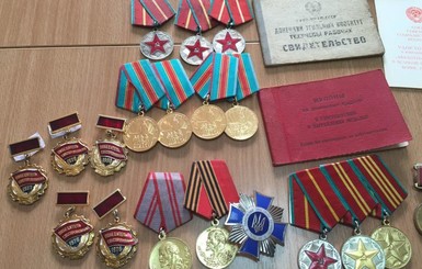 В Днепропетровском аэропорту задержали иностранца с коллекцией орденов и медалей