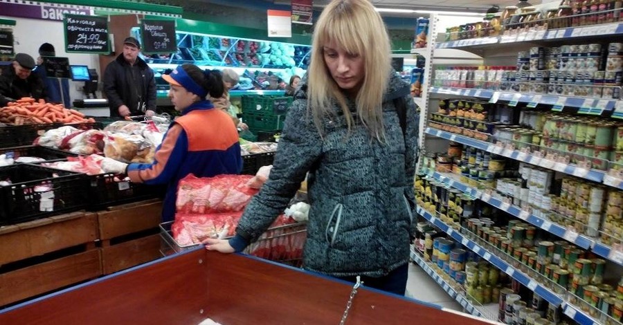 Харьковчане раскупили макароны, муку и… корм для рыбок