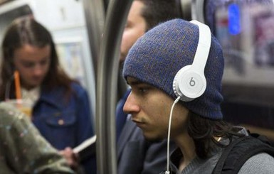 ВОЗ призвала молодых людей слушать музыку не больше часа в день - есть риск оглохнуть