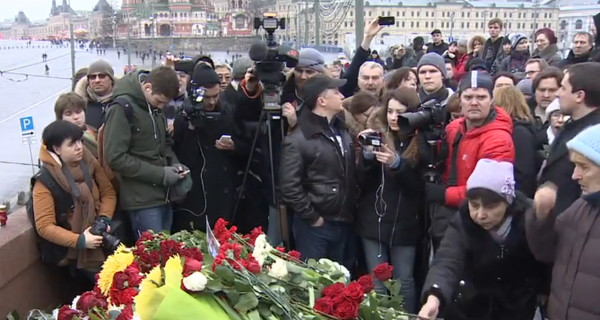 В Москве собираются люди, чтобы почтить память Немцова