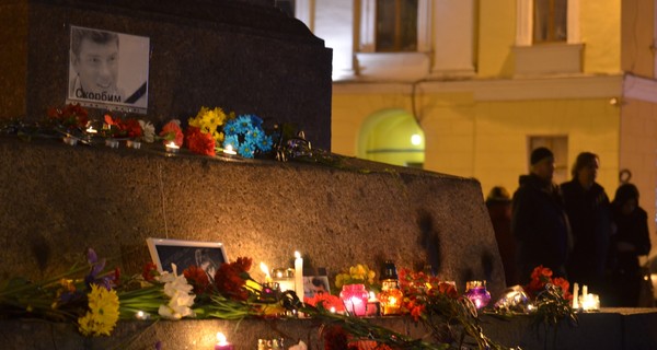 Одесситы в память о Немцове несут цветы к месту последней встречи 