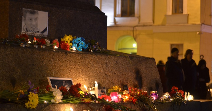 Одесситы в память о Немцове несут цветы к месту последней встречи 