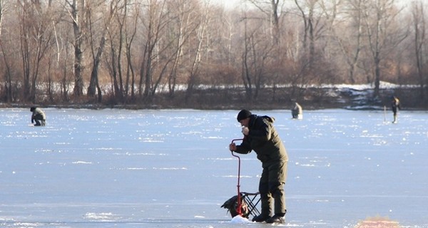 В Киеве двое мужчин устроили драку на льду