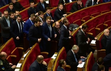 Депутаты Ляшко заблокировали трибуну