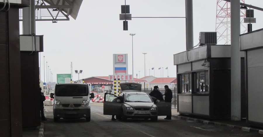 Репортаж с границы: украинцы едут в Россию за дешевым бензином