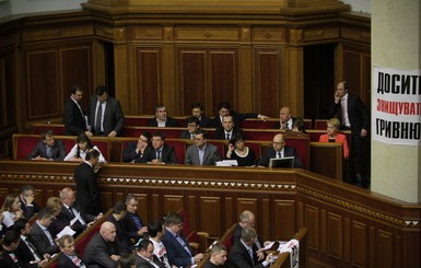 Депутаты Рады должны принять закон, который стабилизирует курс доллара