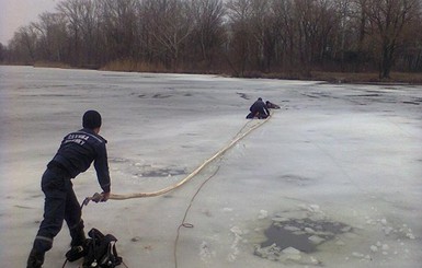 В Полтаве ради утопающего рыбака спасатель трижды проваливался под лед