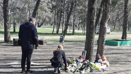 Запорожцы сносят на место гибели Ани Ждан цветы и игрушки