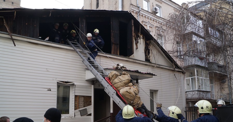 На пожаре в центре Киева погибли два спасателя