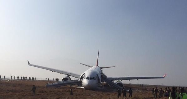 В Непале во время посадки развалился турецкий пассажирский самолет