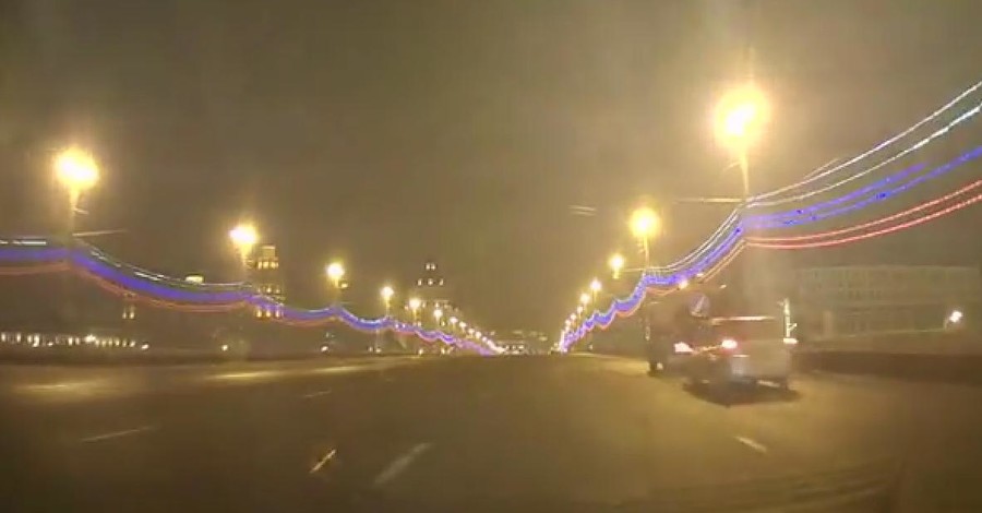 В сети появилось видео, сделанное на мосту через три минуты после убийства Немцова