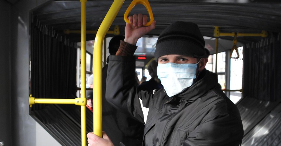 Харьковчанам советуют носить маски в троллейбусах и супермаркетах