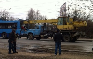 В Черновцах подъемный кран врезался в троллейбус, есть погибшие