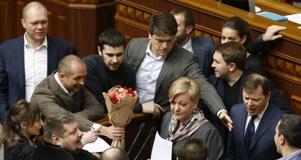 Гонтаревой в Раде на 8 марта подарили цветы и лист бумаги для заявления об отставке