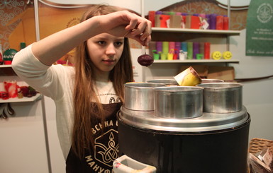 Во Львове кулинары создали 9-метровую коробку конфет и кофейную наливку
