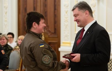 Как Порошенко и Яценюк женщин с 8 марта поздравили