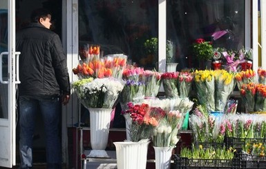 В Днепропетровске розы и тюльпаны продают по полсотне гривен, а 