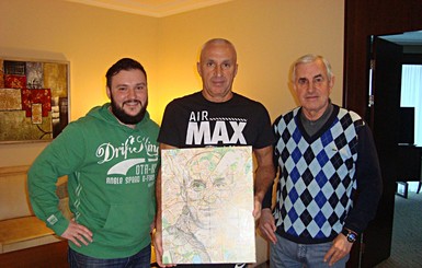Харьковчанин нарисовал Ярославского точками и подарил портрет кумиру