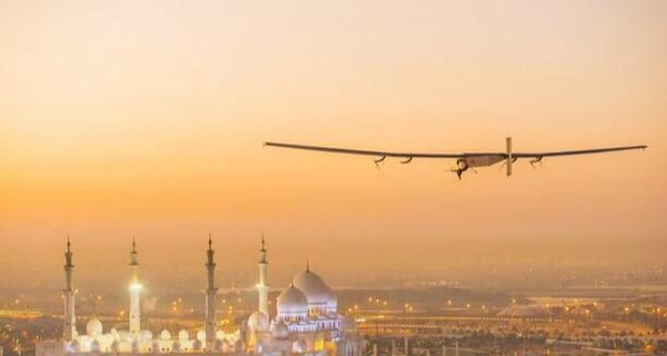 Самолет на солнечных батареях начал путешествие вокруг Земли