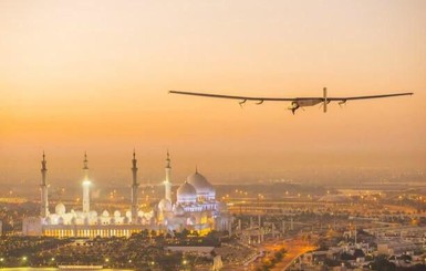 Самолет на солнечных батареях начал путешествие вокруг Земли