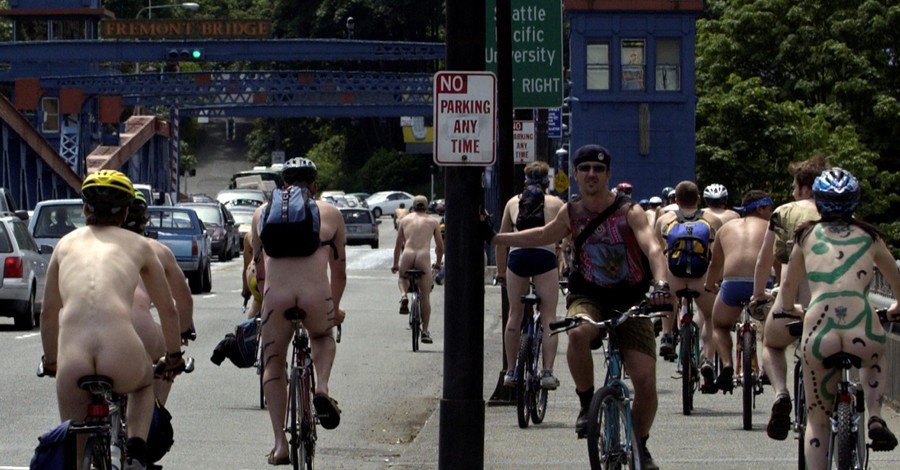 В Австралии вело-любители проехались голыми по городу