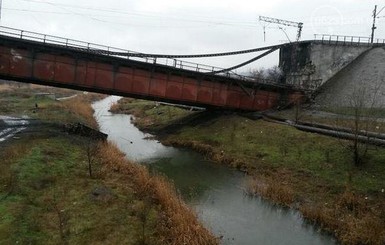 Лысенко: в Луганской области взорвали мост, поезда остановились