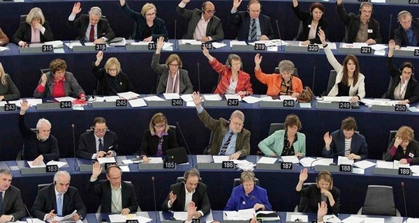 Европарламент установил лимит на комиссию банка за платежи картами