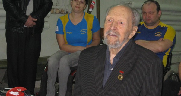 Во Львове 95-летний тренер по стрельбе из лука установил рекорд