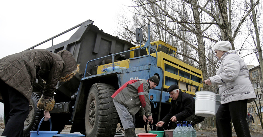 Ситуация в зоне АТО: опасаясь бомбежек жители Авдеевки переехали в цеха коксохима