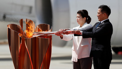 Олимпийский огонь передали Японии