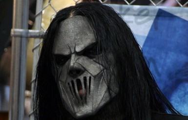 Гитариста группы Slipknot госпитализировали с ранением головы